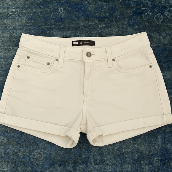 Levi’s White Denim Shorts CoastalGranddaughter CasualCool ChicBasics Size 10 - Picture 1 of 7